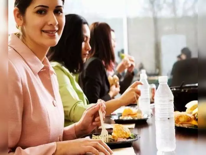 HEALTHY EATING : वर्किंग वुमन हैं तो ऑफिस के दौरान खानपान में रखें बस 4 S का ध्यान, जानिए डाइटिशियन की सलाह
