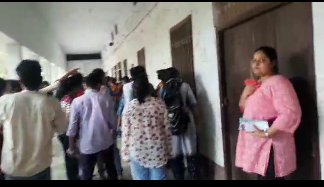 67 वीं BPSC परीक्षा में हंगामे का वीडियो आया सामने, मोबाइल लेकर परीक्षा दे रहे उम्मीदवार, कार्रवाई की मांग 