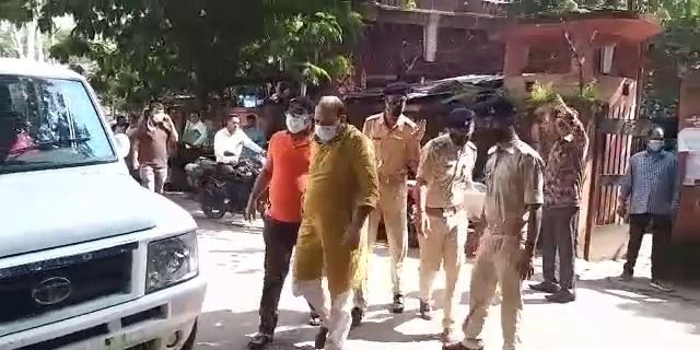 धनबाद : भाई की शिकायत पर जालसाजी के आरोप में कोयला कारोबारी पिता-पुत्र  गिरफ्तार