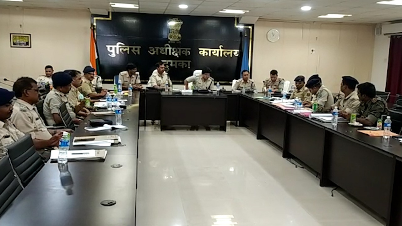 शांतिपूर्ण और निष्पक्ष चुनाव के लिए एसपी ने पुलिस अधिकारियों के साथ की बैठक