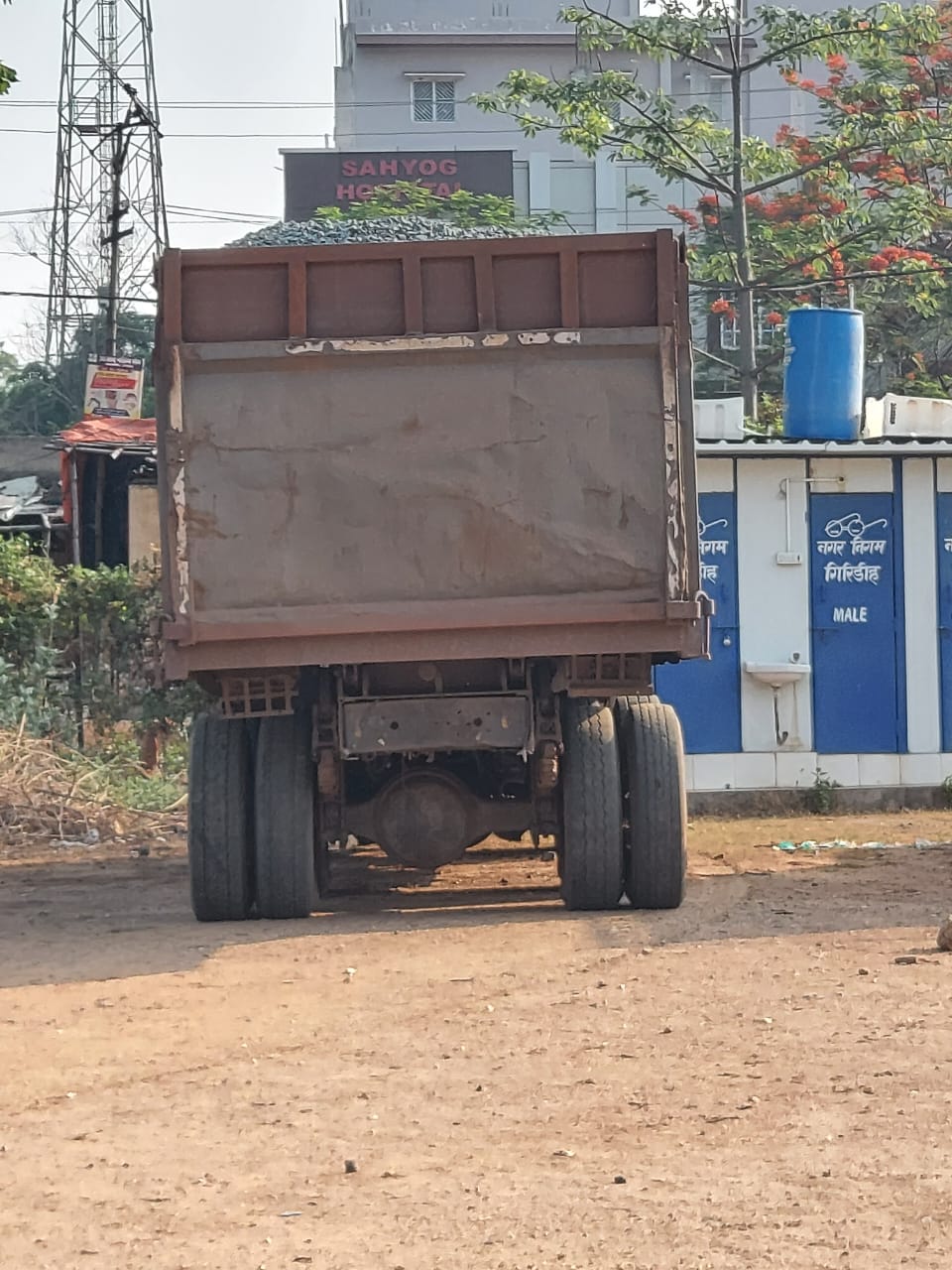खनन विभाग की कार्रवाई , स्टोन चिप्स लदा दो ट्रक जब्त, दोनों चालक भी गिरफ्तार