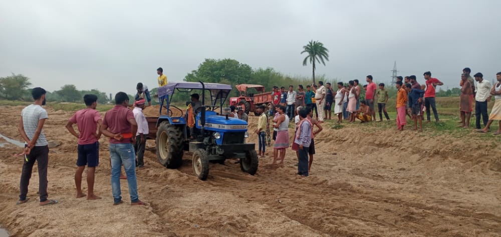 अवैध रूप से बालू उठाव कर रहे ट्रेक्टर को ग्रामीणों ने रोका, पुलिस को सूचित कर ट्रेक्टर किया उनके हवाले