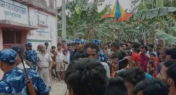 सड़क छाप मजनू की तरह छेड़खानी कर रहे थे "गुरु जी", ग्रामीणों ने काटा बवाल