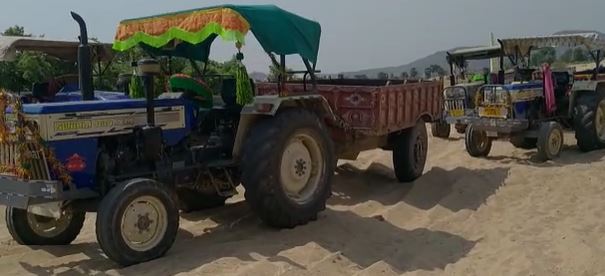 23 ट्रैक्टर, सात ट्रक और दो पोकलेन मशीन जब्त , 6 धराए