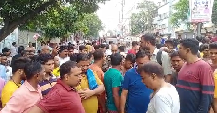 बस की चपेट में आने से युवक की मौत,विरोध में सड़क जाम