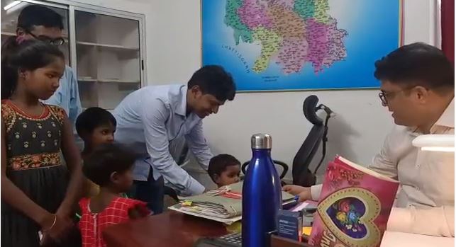 मां के बाद अब पिता के साए से भी मरहूम हुईं बच्चियां, परिजनों ने प्रशासन से लगाई मदद की गुहार