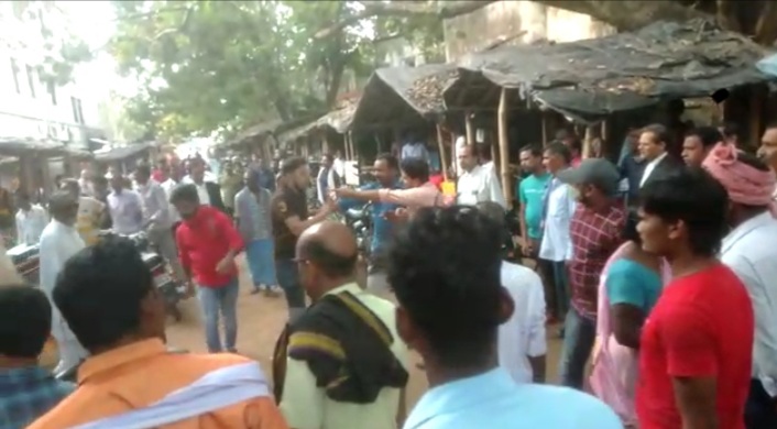 500 बीघा जमीन को लेकर कोर्ट परिसर में ही भिड़ गए जीजा-साला, मामला पहुंचा थाना