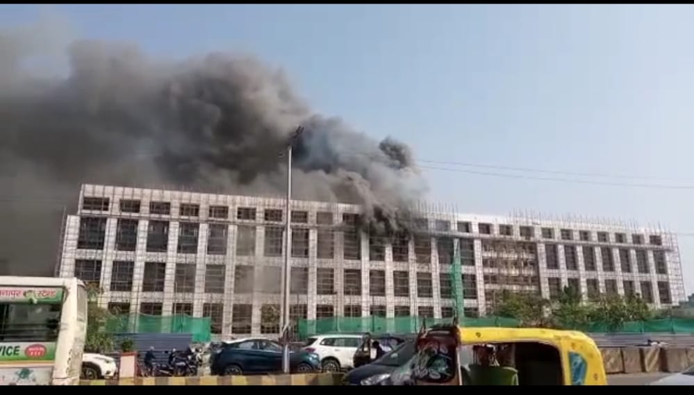 पटना के विश्वेश्वरैया भवन में लगी भीषण आग, कई अहम कागजातों के जलने की आशंका