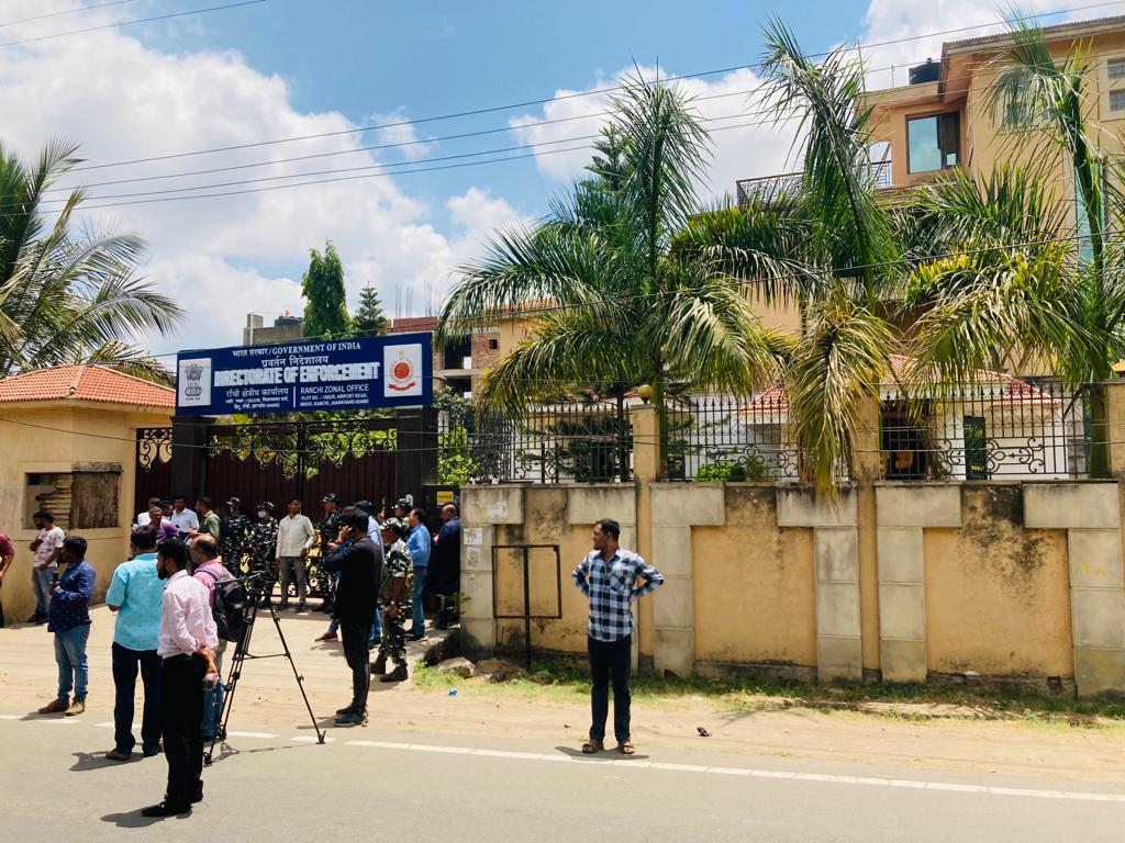 पूजा सिंघल अकेली ही झेल रही हैं ईडी के तीखे सवाल, आज नौकरी पर भी गिर सकती गाज