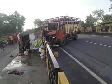 गैस सिलिंडर लदा ट्रक और  पुलिस पेट्रोलिग गाडी में टक्कर, एसआई  विनय हांसदा की मौत