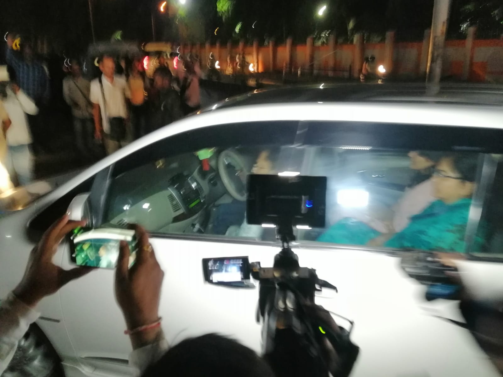 Exclusive : आवास के बगल से गुजरीं पूजा सिंघल,नम आंखों से देखा आवास का मेन गेट,चली गईं होटवार