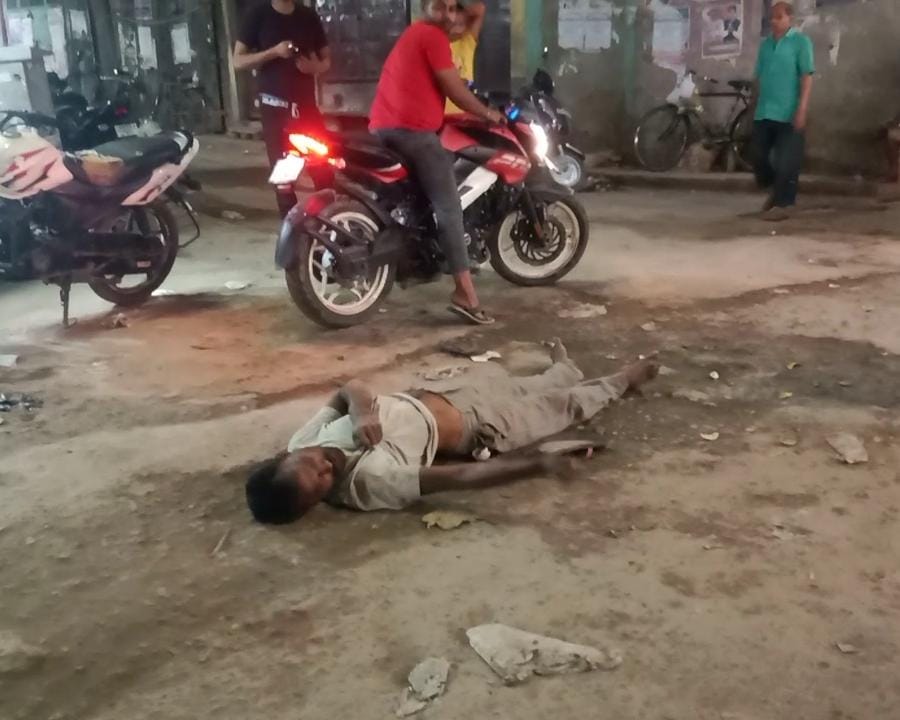 बीच सड़क पर यूं खुली नीतीश की शराबबंदी की पोल, नशे में सड़क पर पड़े युवक ने यह क्या कह डाला