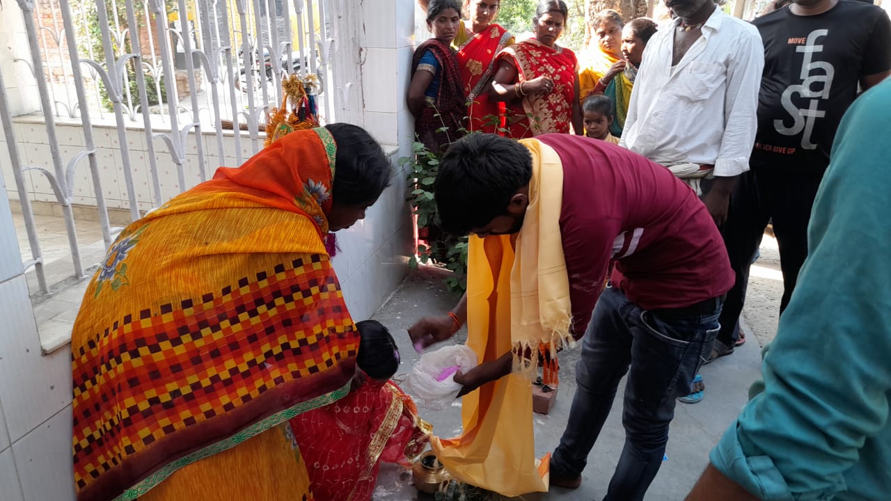 मकई के खेत में जब इस हाल में पकड़ा गया प्रेमी जोड़ा, बौखलाए ग्रामीणों ने यह किया