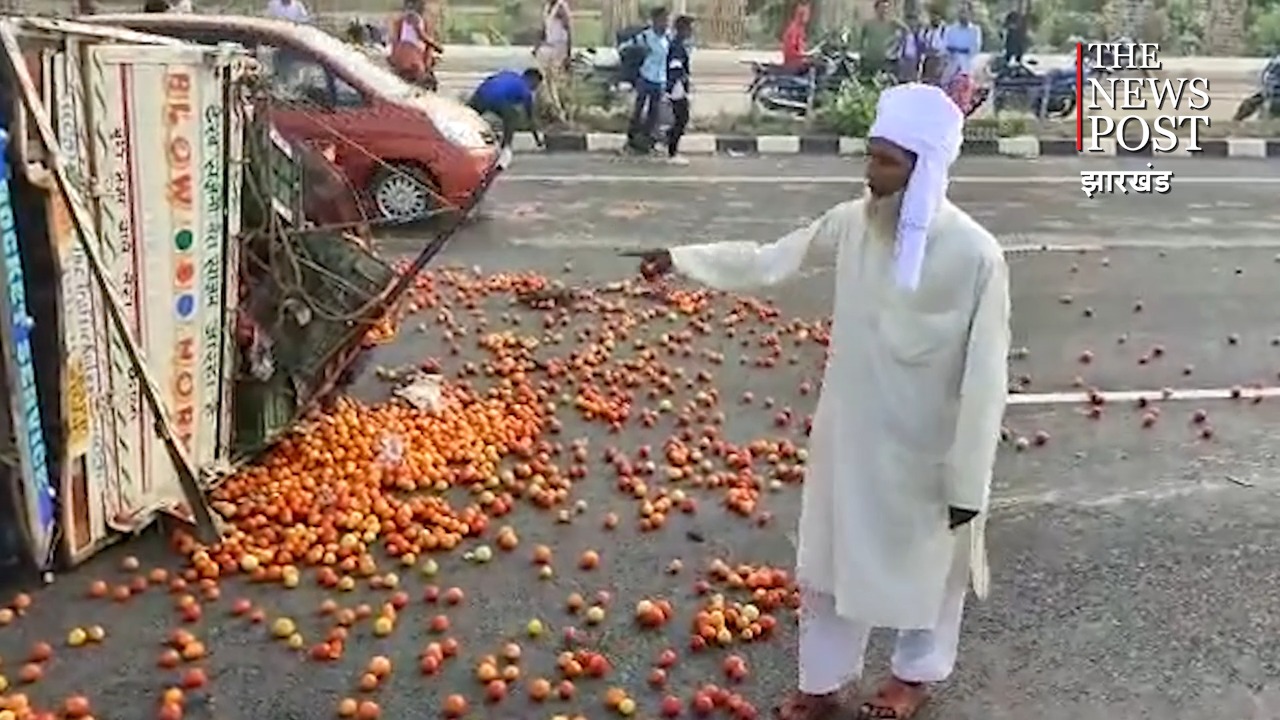 तोपचाची में टमाटर लदा पिकअप वैन पलटा ,खूब हुई टमाटर की लूट