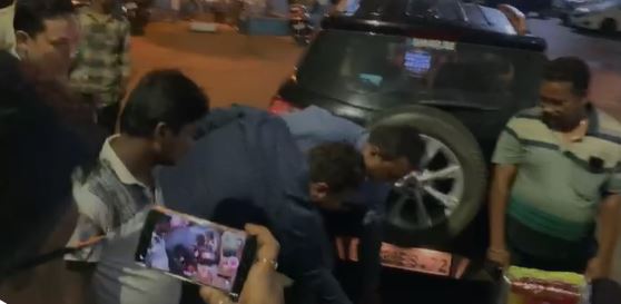 पश्चिम बंगाल : नाकाचेकिंग के दौरान पुलिस ने 3 करोड़ रुपए के साथ तीन को दबोचा