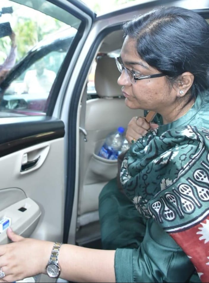 BIG BREAKING : घूसखोर आईएएस पूजा सिंघल को हेमंत सरकार ने किया सस्पेंड