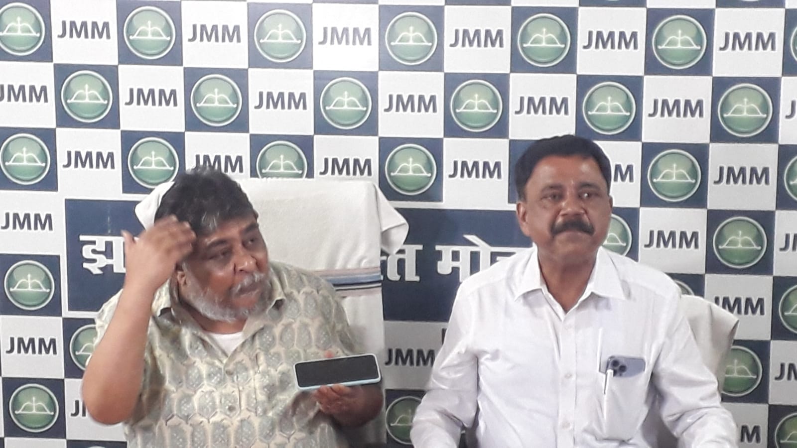 BJP पर JMM  का पलटवार :  टॉफी खाने और पूजा सिंघल को क्लीन चिट देने वालों की भी हो जांच