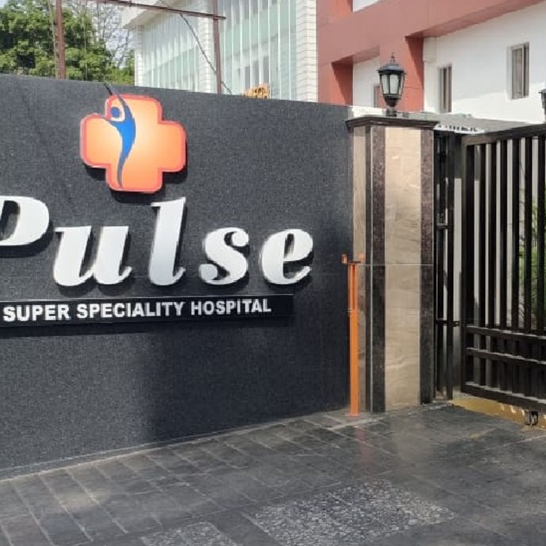 पल्स हॉस्पिटल पर निगम की मेहरबानी : ठेलों पर जुल्म, रसूखदारों पर रहम !