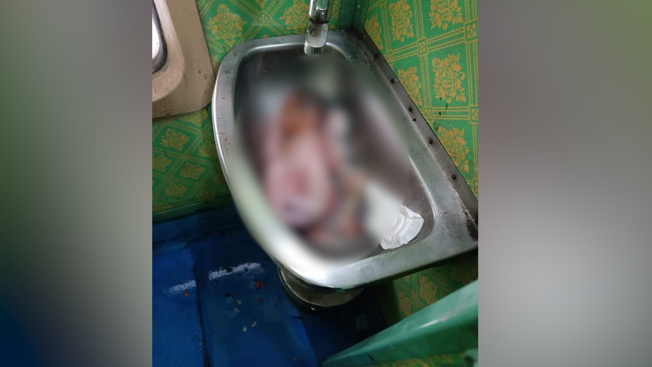 ट्रेन के टॉयलेट से आ रही थी बच्चे के रोने की आवाज, वाश बेसिन में देखा तो पड़ा था नवजात