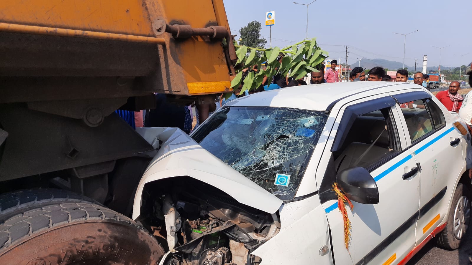 बरवड्डा में खड़े हाईवा से टकराई कार, एक की मौत 