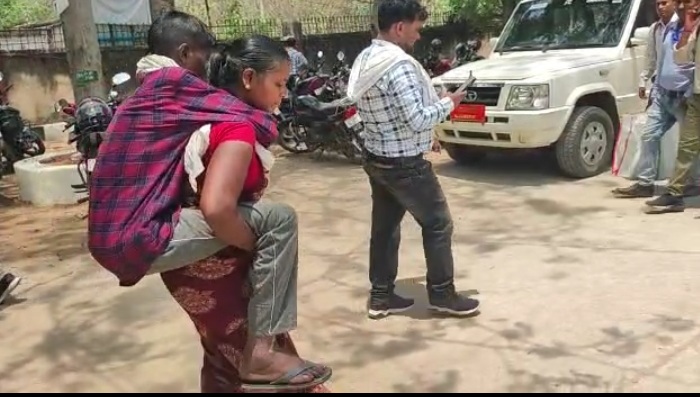 गांव की सरकार : कर्तव्य निष्ठा ऐसी कि पत्नी के कंधों पर सवार हो कर कार्यस्थल पर पहुंच गया मतदानकर्मी