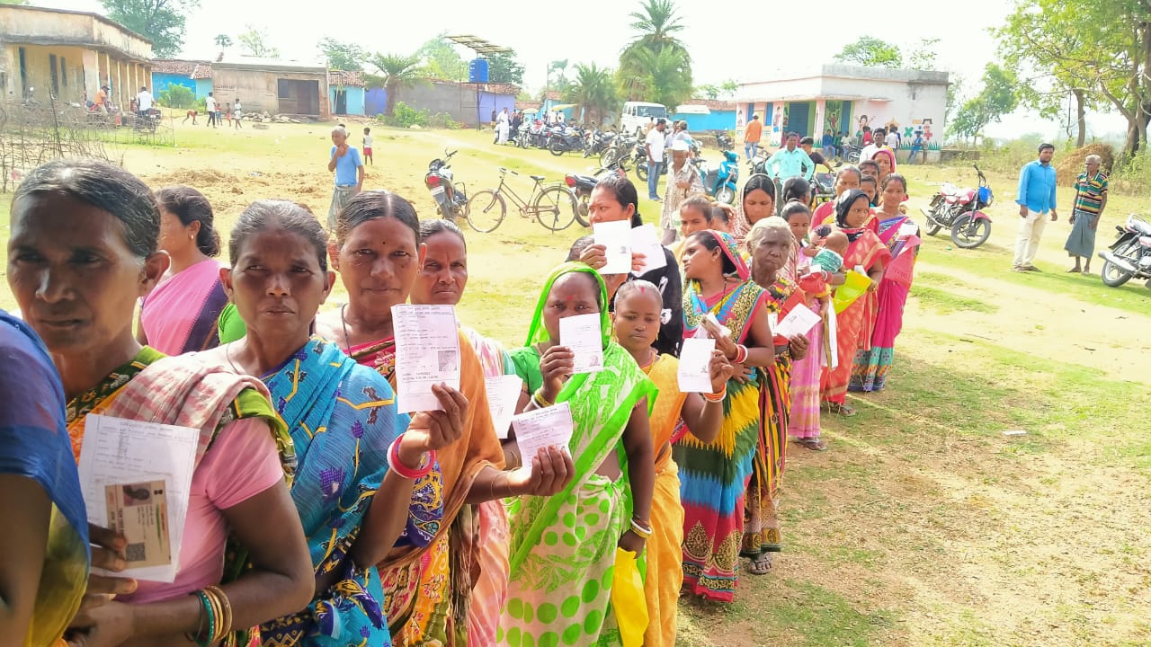 गांव की सरकार : चाईबासा के चार प्रखंडो में मतदान शुरू, बंदगांव में सुबह नौ बजे तक 11%, तो चक्रधरपुर महज 4.5% हुआ मतदान