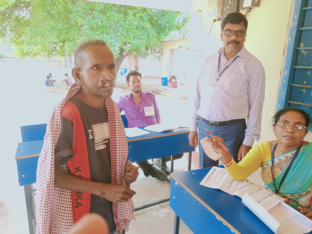 गांव की सरकार : उत्साह ऐसा कि घंटों लाइन में खड़े रहे दिव्यांग और बुजुर्ग मतदाता, दोपहर 11 बजे तक 38 प्रतिशत मतदान