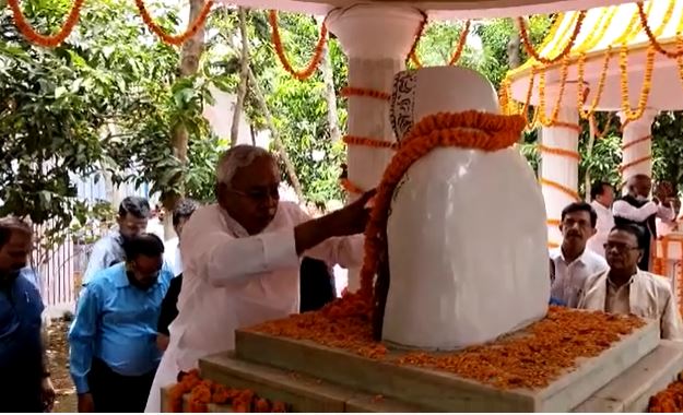 पत्नी की 16वीं पुण्यतिथी पर गांव पहुंचे मुख्यमंत्री नीतीश कुमार, प्रतिमा पर पुष्प अर्पित कर दी श्रद्धांजलि