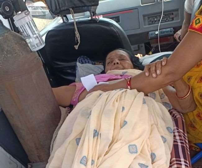 गांव की सरकार : बेकार न चला जाए इनका एक वोट, इसलिए एंबुलेंस पर चढ़ कर आयीं बीमार बुजुर्ग