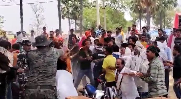 गांव की सरकार : मतदान के दौरान दो गुटों में जमकर चली लाठियां, कई घायल  