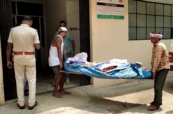 चाकू से मारकर महिला की हत्या, शव से उंगलियां भी गायब