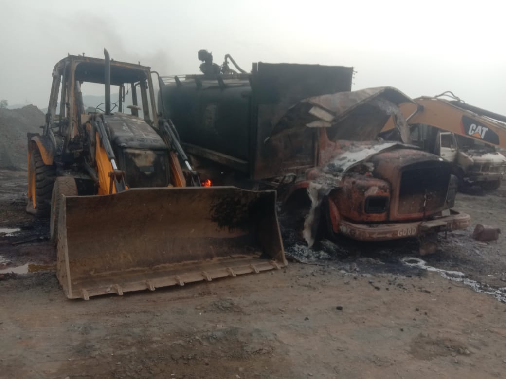 CRPF कैम्प के पास ही नक्सलियों का उत्पात,  12  वाहन फूंके