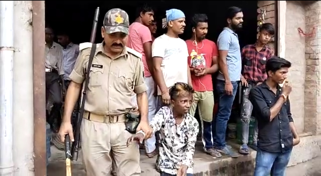 महिला राहगीर से  मोबाइल छीन कर भागा नाबालिग, लोगों ने पकड़ कर सौंपा पुलिस को