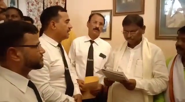 सहारा-सेबी विवाद में कार्यकर्ताओं ने प्रधानमंत्री से मदद की लगाई गुहार, केंद्रीय मंत्री को सौंपा ज्ञापन