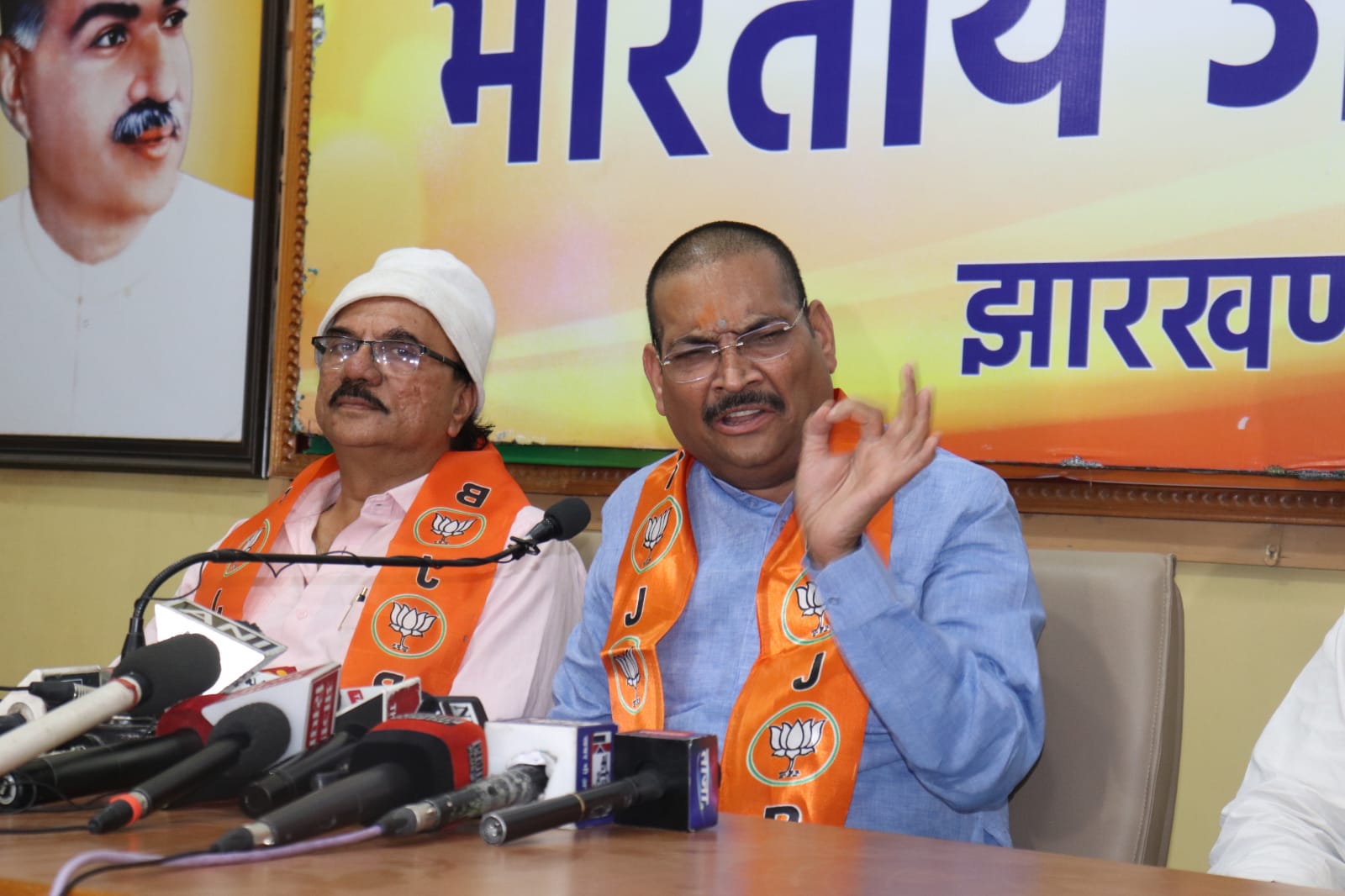 भाजपा प्रदेश अध्यक्ष दीपक प्रकाश ने पलामू डीसी पर लगाया गंभीर आरोप , कहा - शशि रंजन ने अपने रिश्तेदारों के नाम पर लिया माइंस