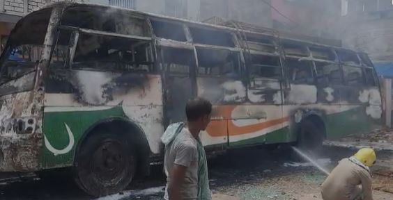 देखते ही देखते बस स्टैंड पर लगी दो बसों में लगी आग, यह हुआ हाल