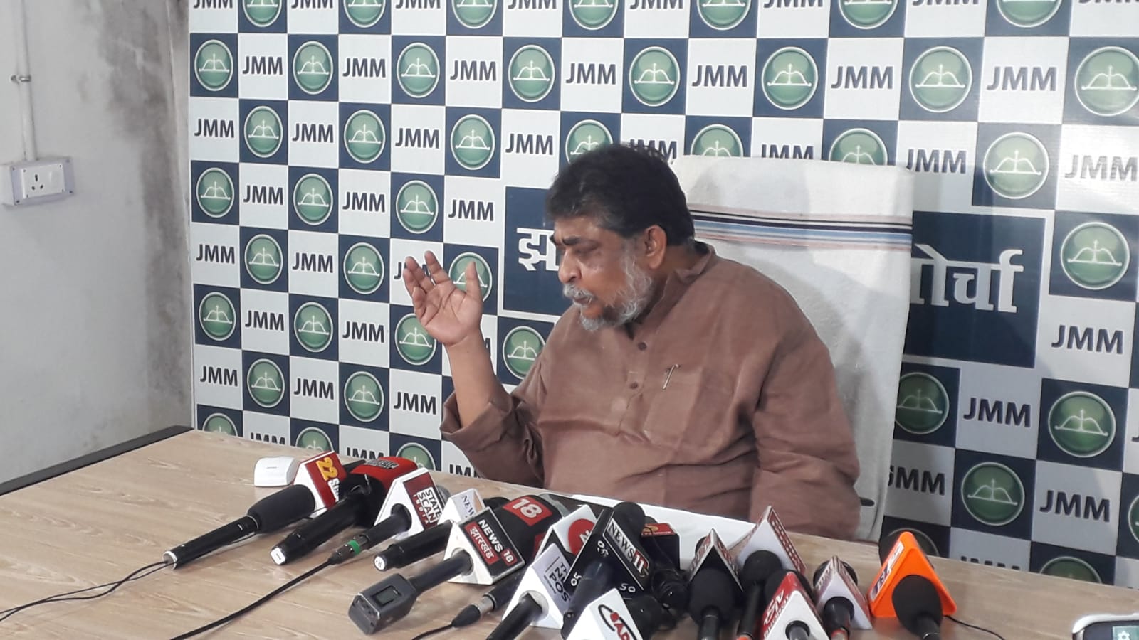 "रघुवर को जेल भेजने के लिए दिल्ली में योजना बनी है, अभी तो और खुलासे बांकी हैं"