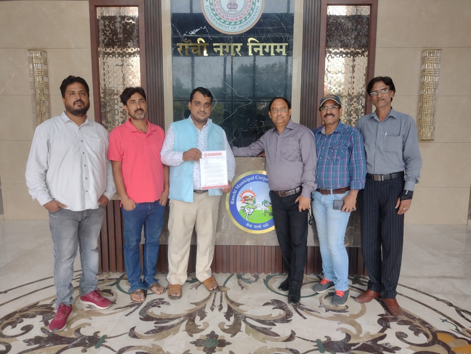 होल्डिंग और वाटर टैक्स के विरोध में व्यापार मंडल ने नगर आयुक्त को सौंपा ज्ञापन