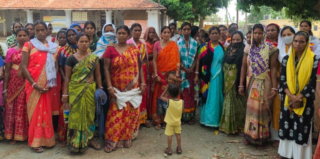 पुलिस पर महिलाओं ने लगाया दुर्व्यवहार का आरोप, एफआईआर दर्ज कराने के लिए घंटों ड़टी रही थाने में