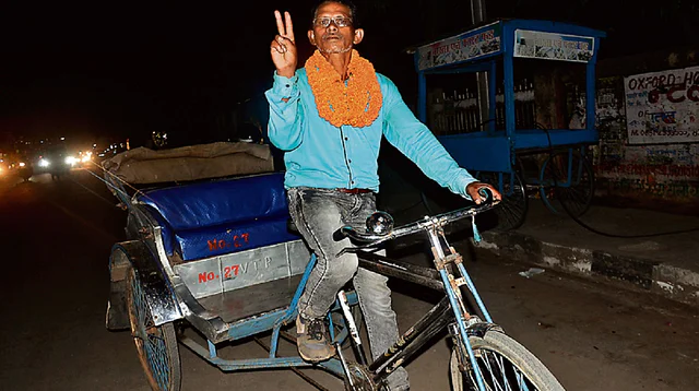 गांव की सरकार : रिक्शा चालक कृष्णा पातर बने मुखिया जी, जानिए कैसे संघर्ष रंग लाया