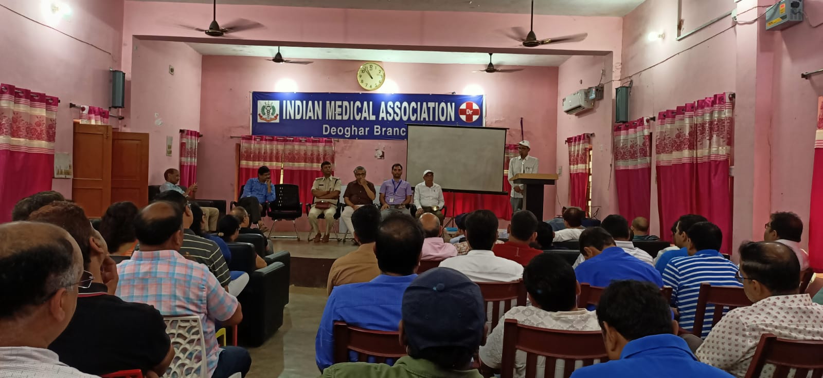 देवघर :  30 घंटों की हड़ताल के बाद  इस मांग के साथ ड्यूटी पर लौटे डॉक्टर साहब