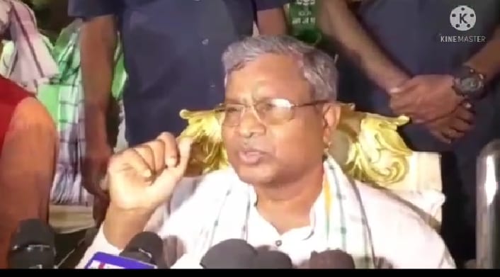 राजनीतिक सलाकार की गिरफ्तारी पर पूर्व सीएम बोलें न्यायालय पर है भरोसा