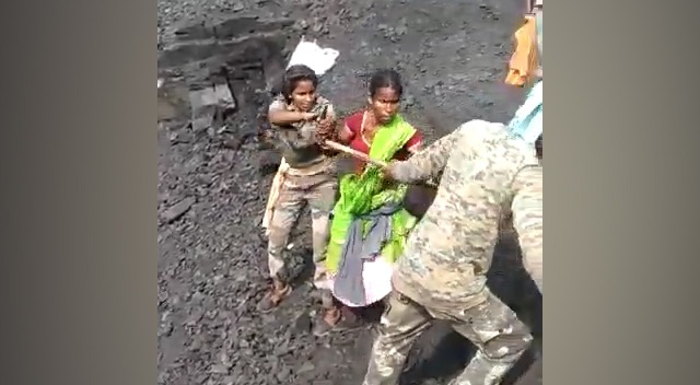 कोयला चोरी रोकने पर महिला सुरक्षा गार्डों पर ग्रामीण महिलाओं ने किया हमला