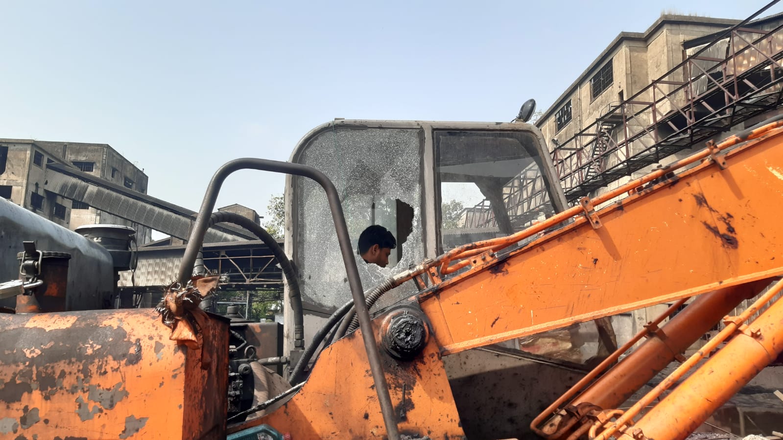 कोयला चोरों ने की फायरिंग और पत्थरबाजी, कई सुरक्षा जवान और ठेका कर्मी घायल