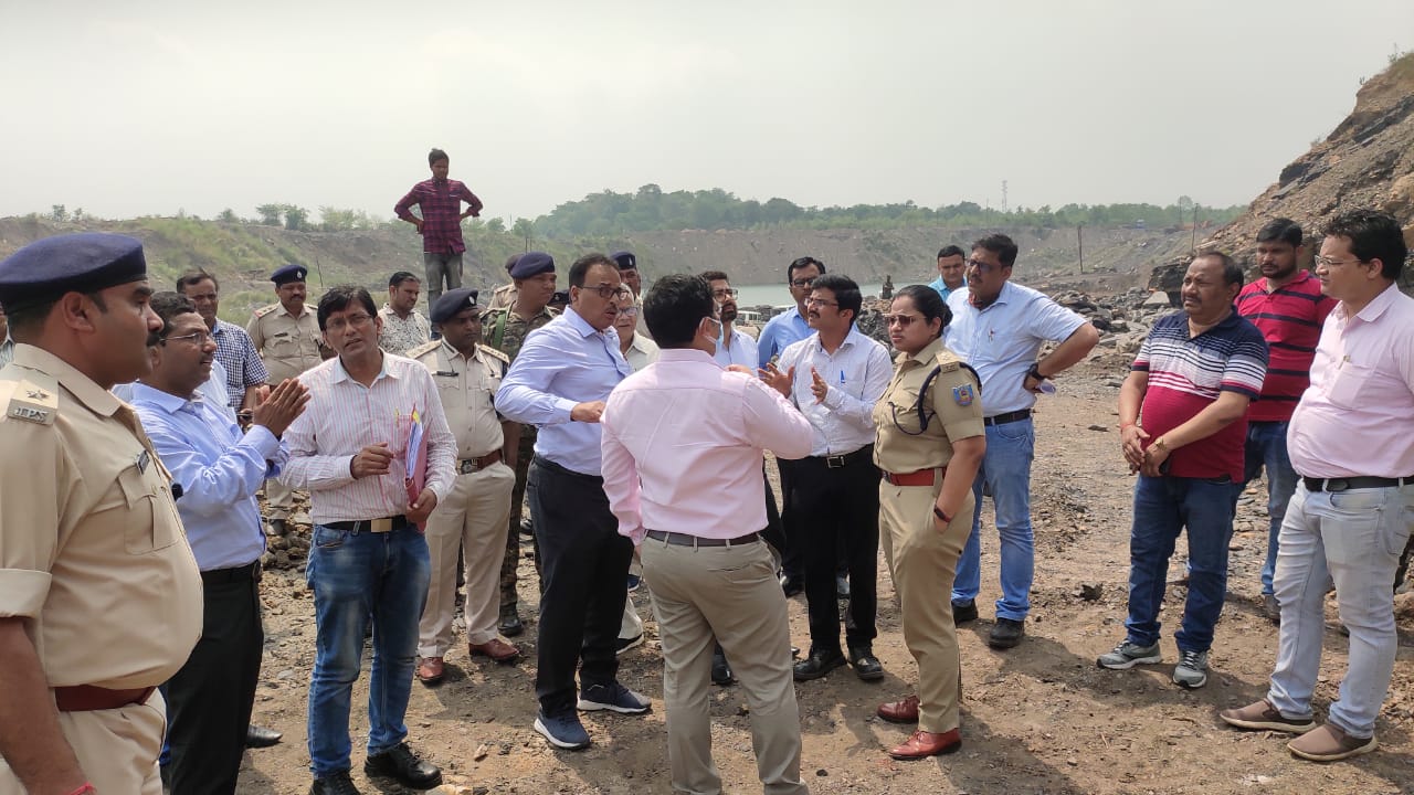 अवैध खनन स्थलों की जांच करने  एनजीटी की टीम पहुंची निरसा , ईसीएल अधिकारियों की ली जम कर क्लास