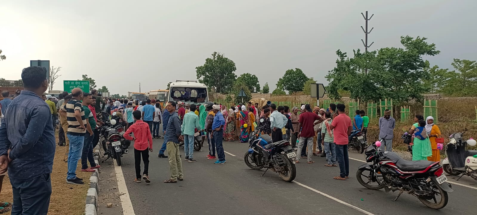 चुनावी सभा में घुसी सीआरपीएफ की बस, कई घायल, ग्रामीणों से बचने के लिए जवानों ने की फायरिंग