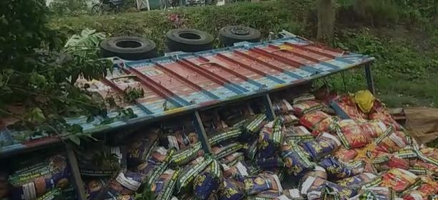 चना दाल लदा ट्रक पलटा, केबिन में फंसे चालक को बचाने के बजाय दाल लूटते रहे ग्रामीण