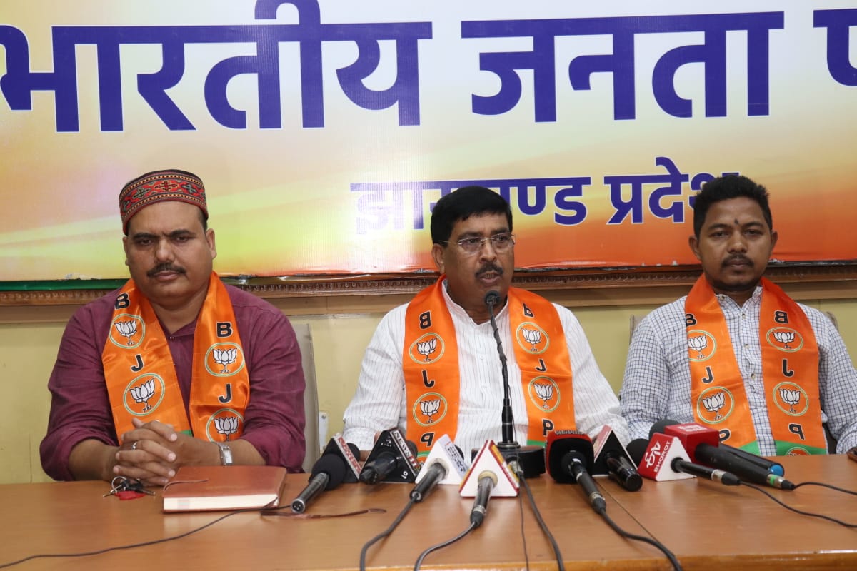 पेट्रोल-डीजल के सस्ता होने पर भाजपा नेताओं ने मोदी सरकार की खूब की प्रशंसा, हेमंत सरकार को जमकर कोसा