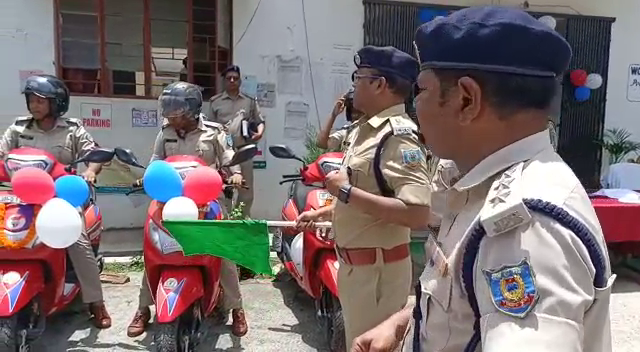 एसपी ने महिला पुलिस कर्मियों के बीच स्कूटी और टैब किया वितरण