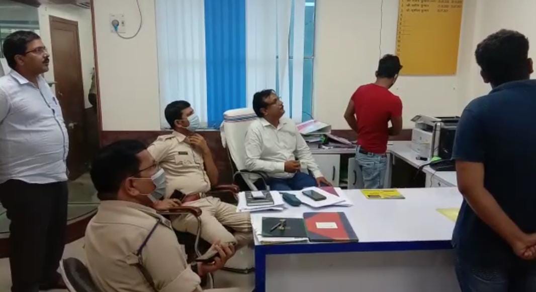 अपराधियों का दुस्साहस, बैंक के भीतर व्यवसायी से 5 लाख की लूट,सीसीटीवी में घटना कैद